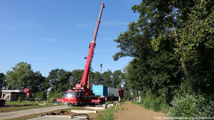 Anheben des Seecontainers (Vorozonung) mit Schwerlastkran