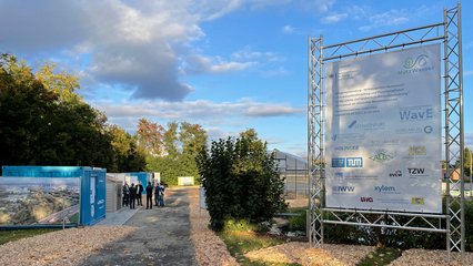 Zweites Projekttreffen Nutzwasser: Blick auf Nutzwassergelände und Projektpartner bei der Besichtigung der Pilotanlagen.