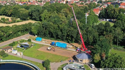 Anlieferung des Seecontainers (Ozonanlage) vor dessen Standplatz